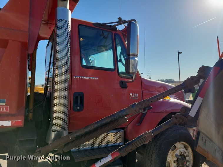 image for item NO9770 2003 International 7400 dump truck