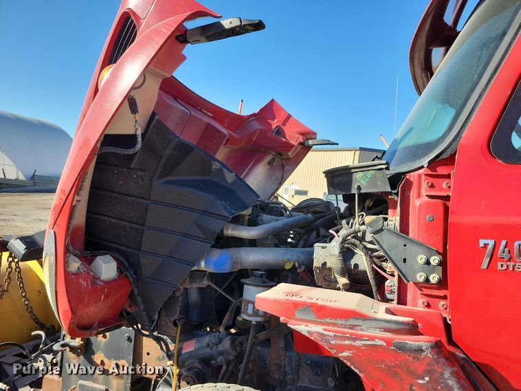 image for item NO9770 2003 International 7400 dump truck