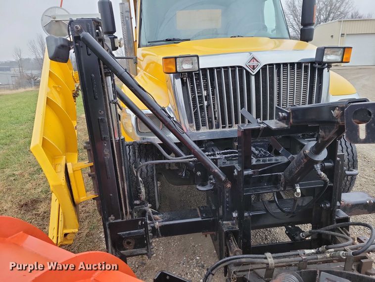 image for item NO9782 2004 International 7300 dump truck