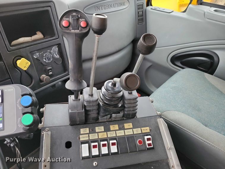 image for item NO9782 2004 International 7300 dump truck