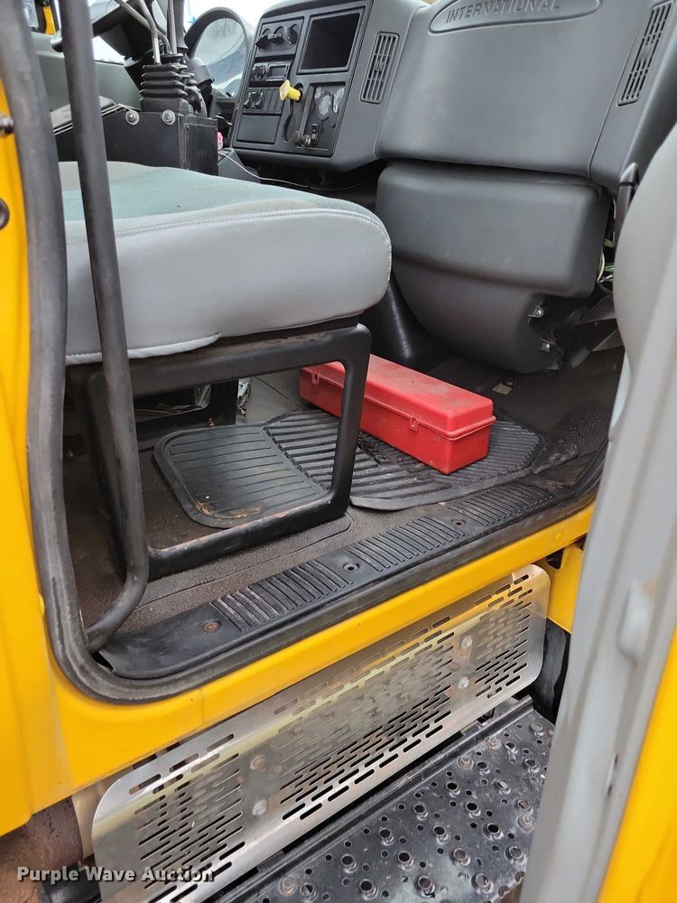 image for item NO9782 2004 International 7300 dump truck