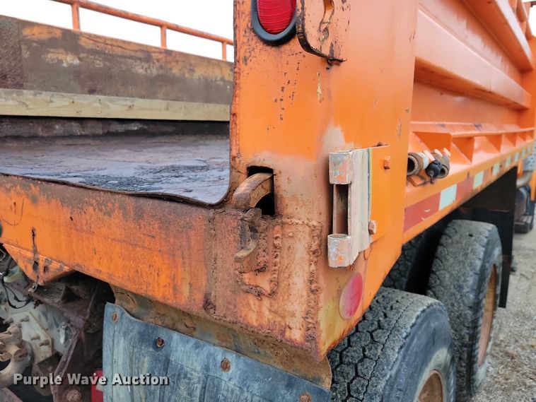 image for item NO9783 1995 International 4900 dump truck