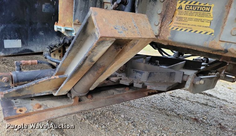 image for item NO9783 1995 International 4900 dump truck