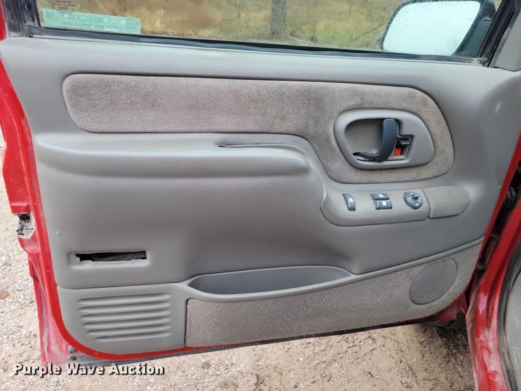 image for item NO9785 2000 Chevrolet K3500 pickup truck