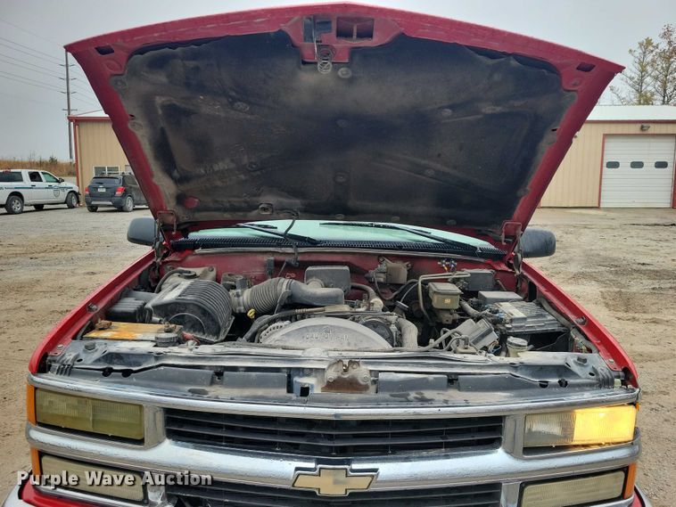 image for item NO9785 2000 Chevrolet K3500 pickup truck