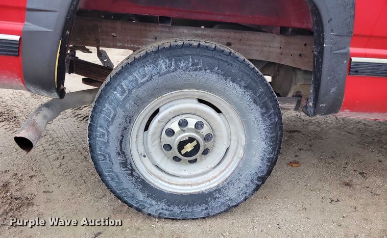 image for item NO9785 2000 Chevrolet K3500 pickup truck