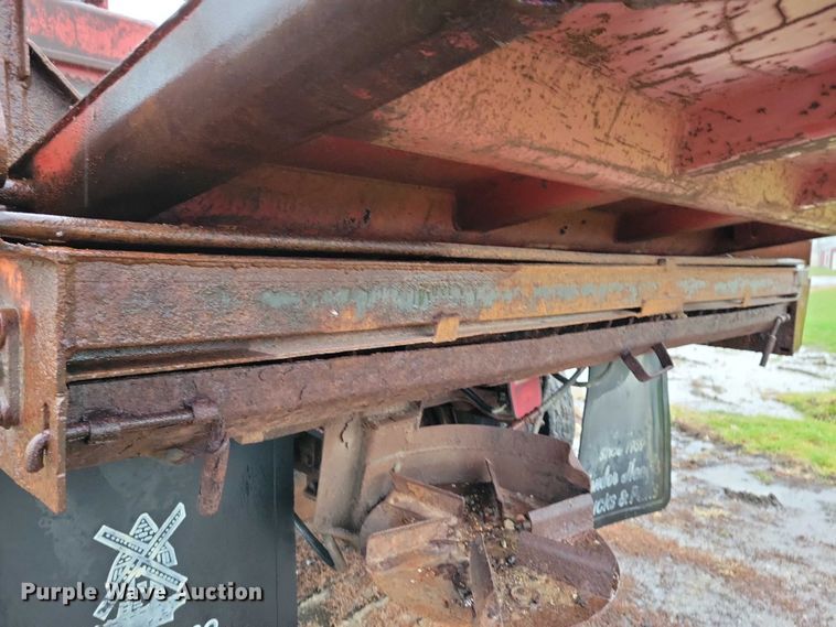 image for item NO9800 2001 International 4700 dump truck