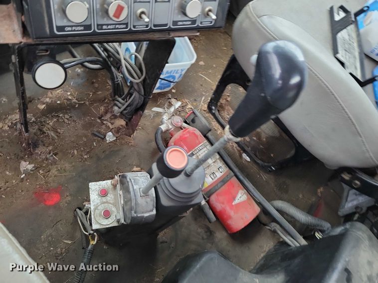 image for item NO9800 2001 International 4700 dump truck