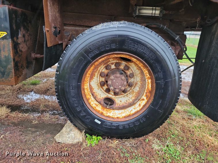 image for item NO9800 2001 International 4700 dump truck