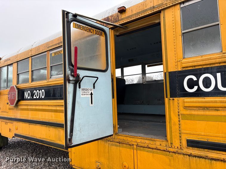 image for item YA1470 2000 International 3800 school bus