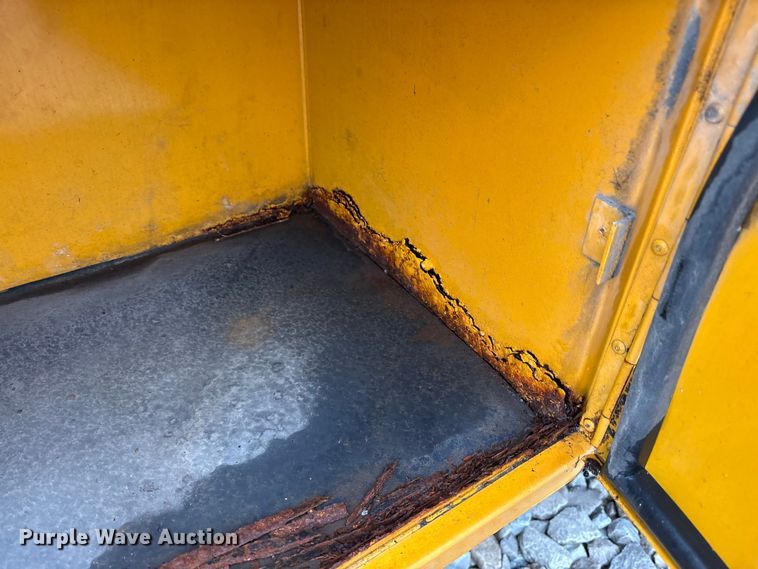 image for item YA1470 2000 International 3800 school bus