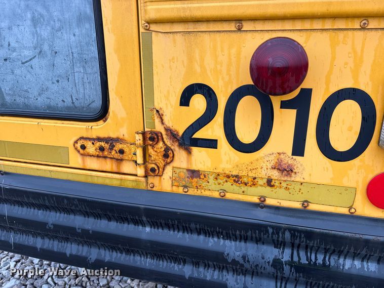 image for item YA1470 2000 International 3800 school bus