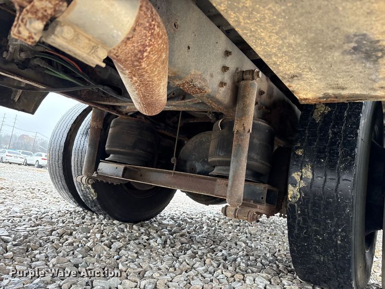 image for item YA1470 2000 International 3800 school bus