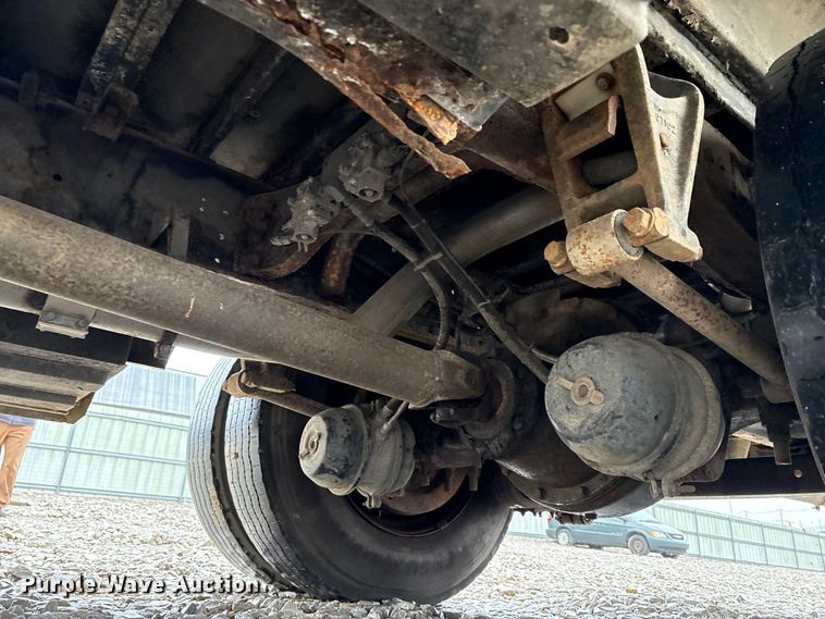 image for item YA1470 2000 International 3800 school bus