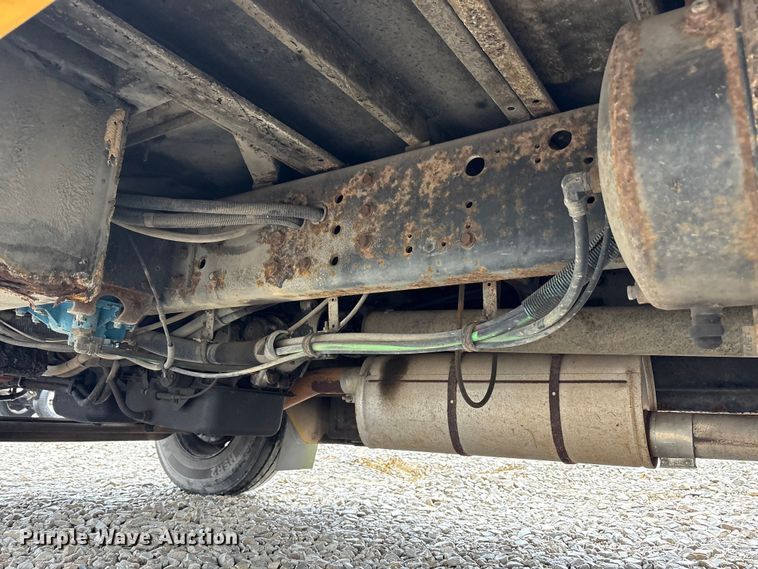 image for item YA1470 2000 International 3800 school bus