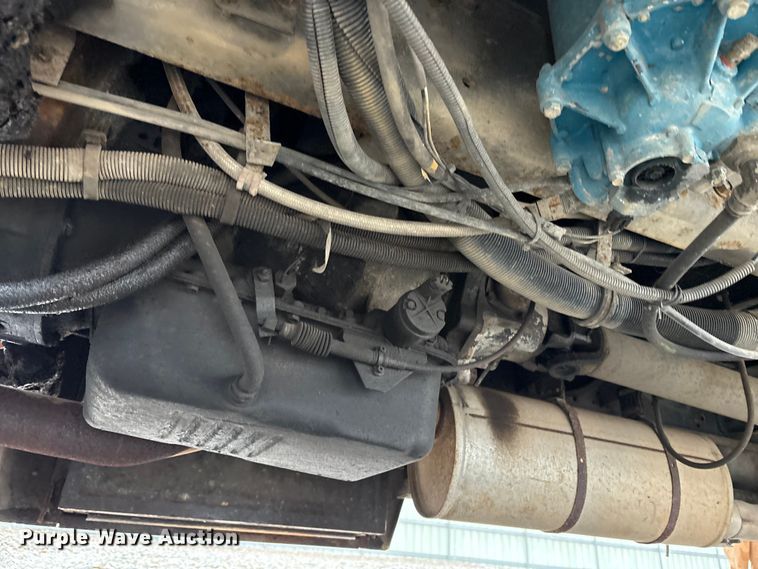 image for item YA1470 2000 International 3800 school bus