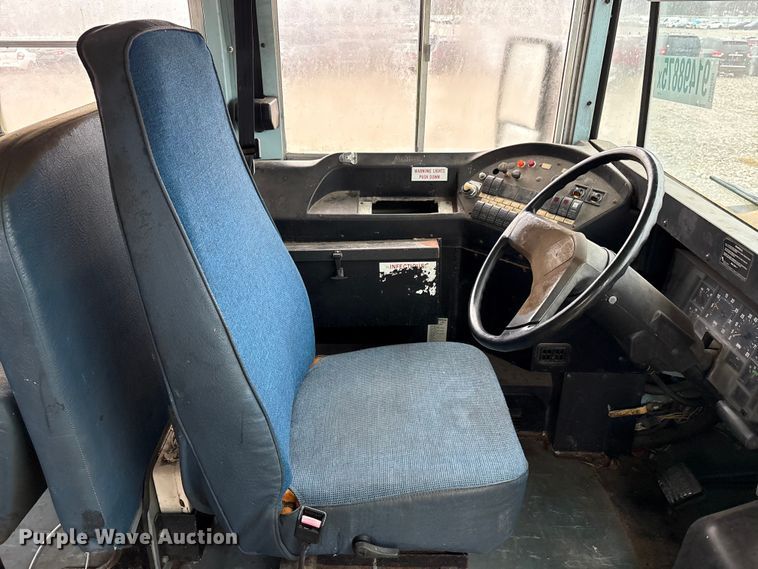 image for item YA1470 2000 International 3800 school bus