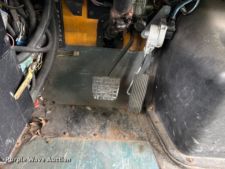 image for item YA1470 2000 International 3800 school bus