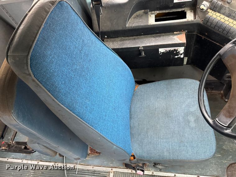 image for item YA1470 2000 International 3800 school bus