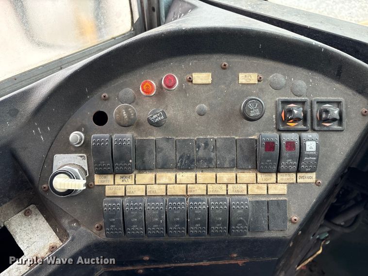 image for item YA1470 2000 International 3800 school bus