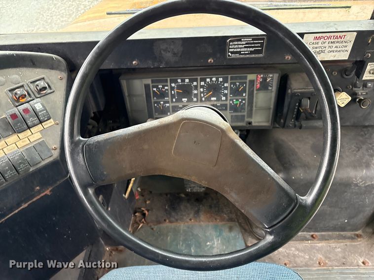 image for item YA1470 2000 International 3800 school bus