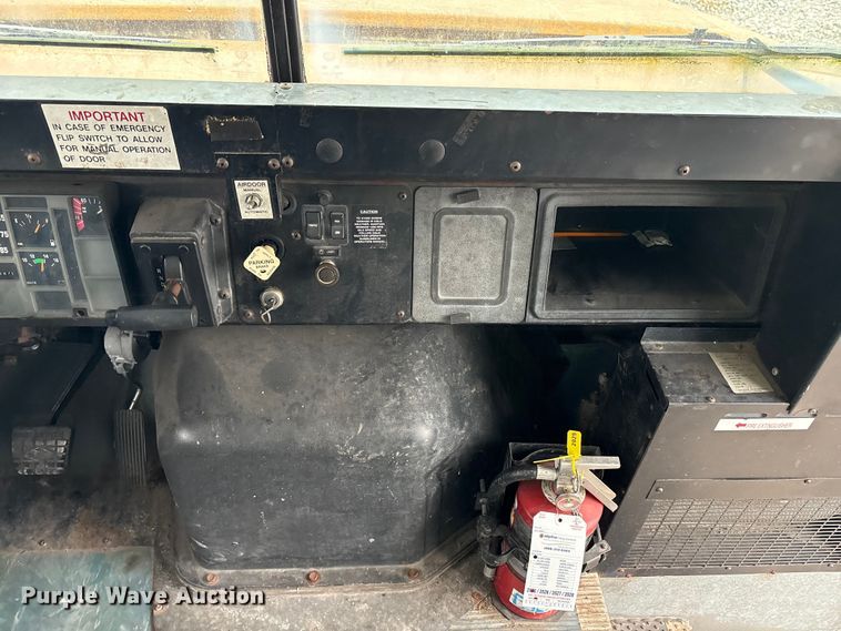 image for item YA1470 2000 International 3800 school bus