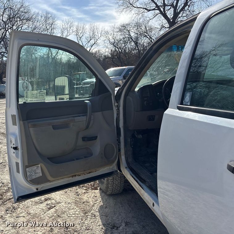 image for item DK0156 2012 Chevrolet Silverado 3500HD Crew Cab flatbed pickup truck