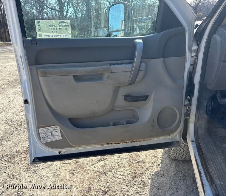 image for item DK0156 2012 Chevrolet Silverado 3500HD Crew Cab flatbed pickup truck