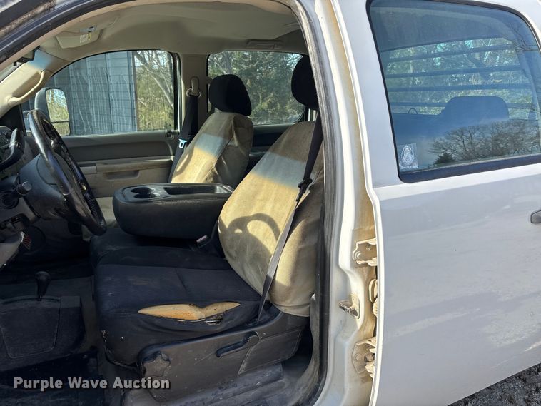 image for item DK0156 2012 Chevrolet Silverado 3500HD Crew Cab flatbed pickup truck