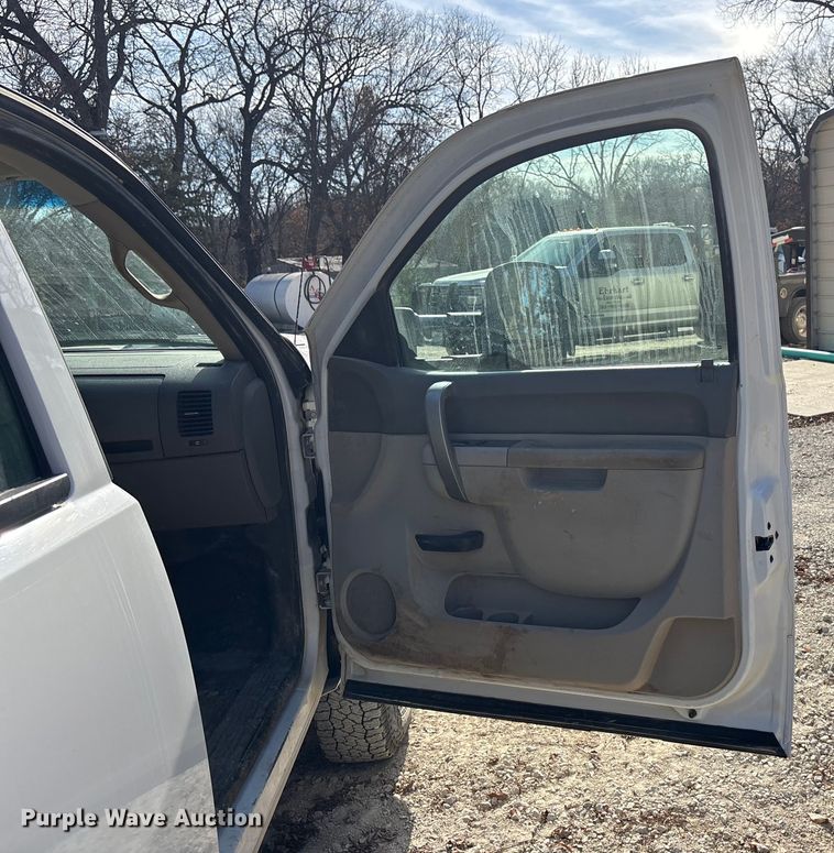 image for item DK0156 2012 Chevrolet Silverado 3500HD Crew Cab flatbed pickup truck