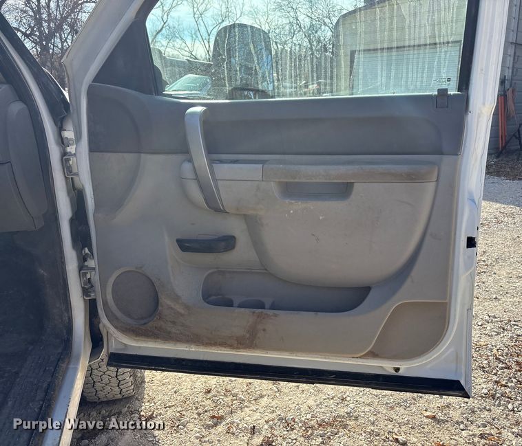 image for item DK0156 2012 Chevrolet Silverado 3500HD Crew Cab flatbed pickup truck