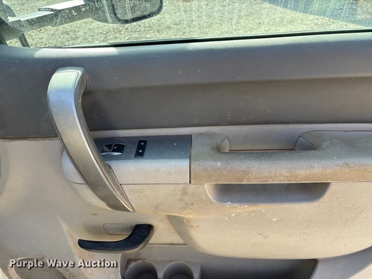 image for item DK0156 2012 Chevrolet Silverado 3500HD Crew Cab flatbed pickup truck