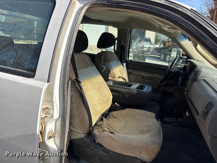 image for item DK0156 2012 Chevrolet Silverado 3500HD Crew Cab flatbed pickup truck