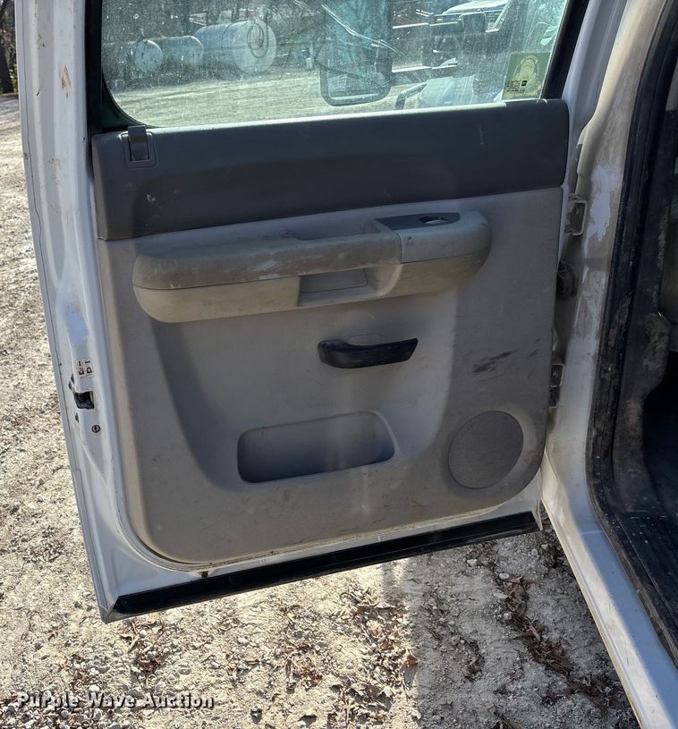 image for item DK0156 2012 Chevrolet Silverado 3500HD Crew Cab flatbed pickup truck