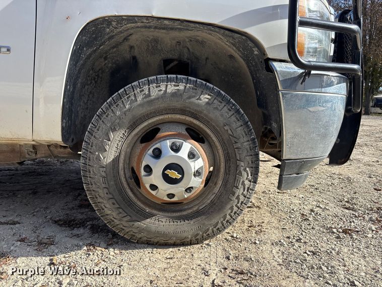 image for item DK0156 2012 Chevrolet Silverado 3500HD Crew Cab flatbed pickup truck