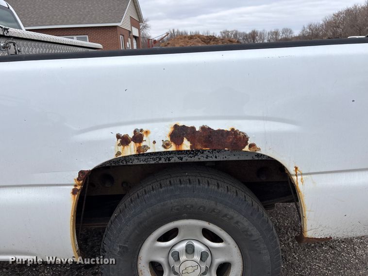 image for item DK0177 2004 Chevrolet Silverado 1500 pickup truck