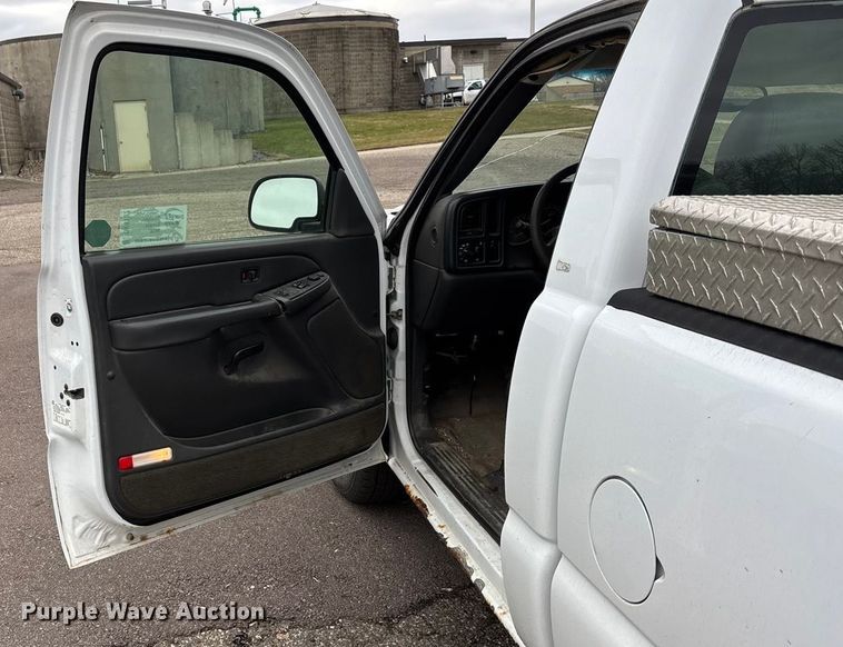 image for item DK0177 2004 Chevrolet Silverado 1500 pickup truck