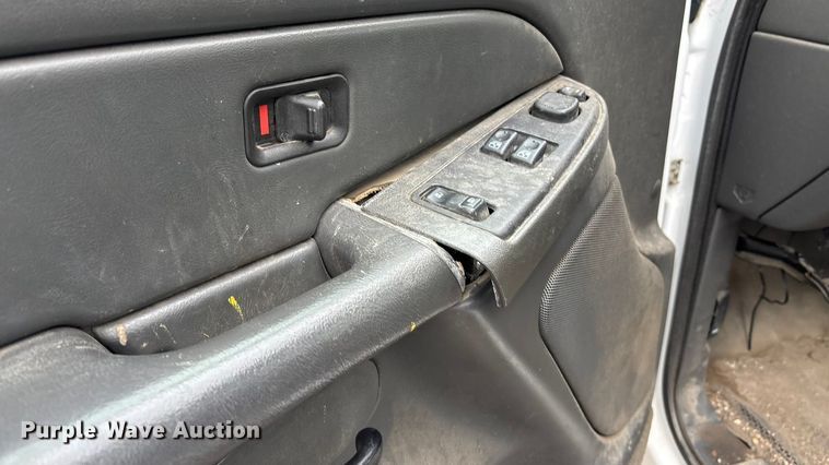 image for item DK0177 2004 Chevrolet Silverado 1500 pickup truck