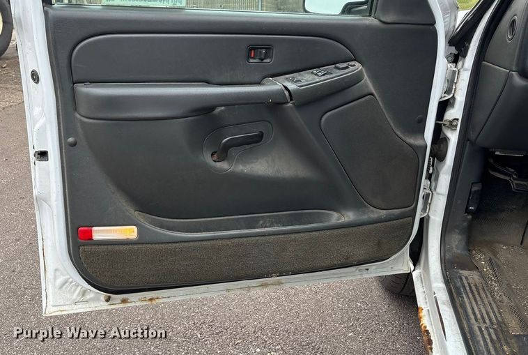 image for item DK0177 2004 Chevrolet Silverado 1500 pickup truck