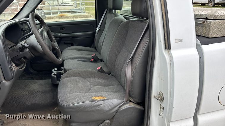 image for item DK0177 2004 Chevrolet Silverado 1500 pickup truck