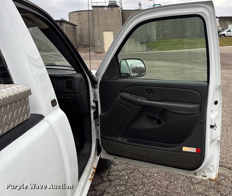 image for item DK0177 2004 Chevrolet Silverado 1500 pickup truck