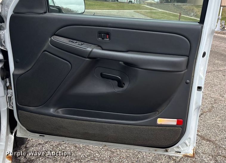 image for item DK0177 2004 Chevrolet Silverado 1500 pickup truck