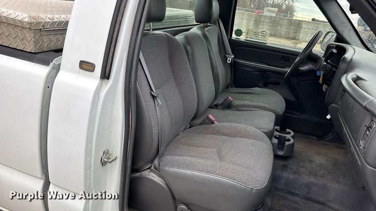 image for item DK0177 2004 Chevrolet Silverado 1500 pickup truck