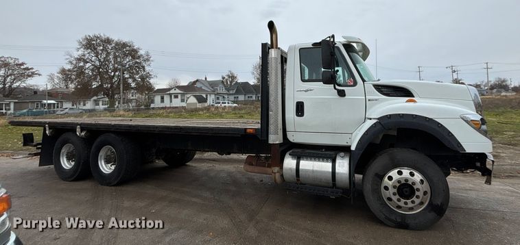 image for item DK0216 2013 International WorkStar 7600 flatbed truck