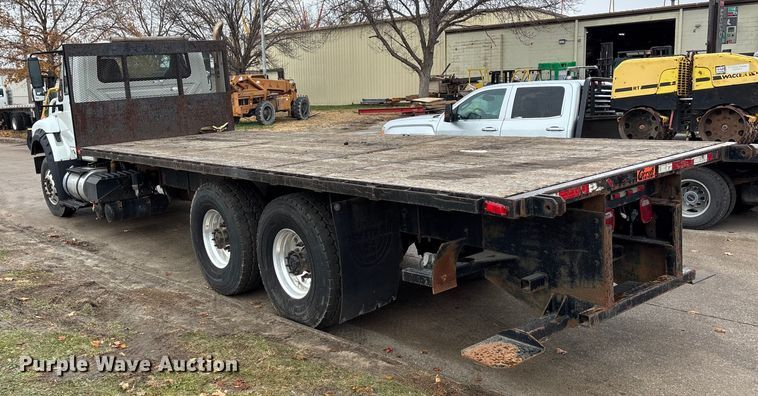 image for item DK0216 2013 International WorkStar 7600 flatbed truck