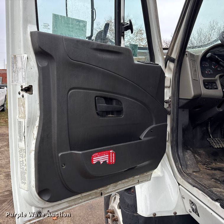 image for item DK0216 2013 International WorkStar 7600 flatbed truck