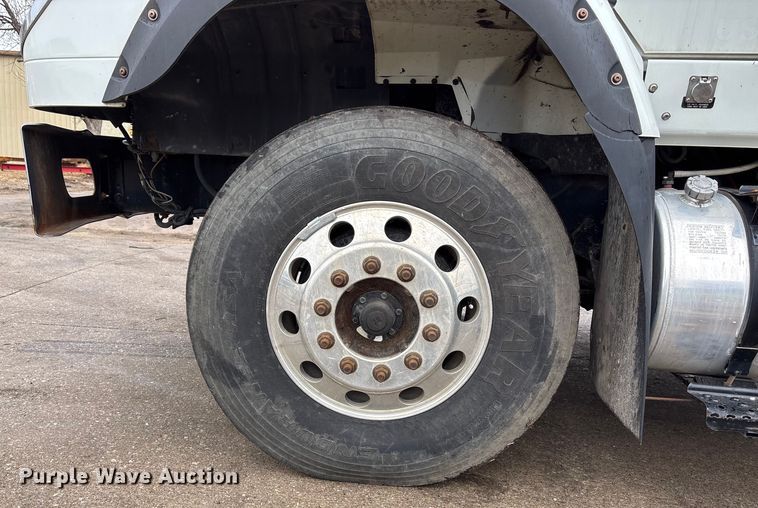 image for item DK0216 2013 International WorkStar 7600 flatbed truck