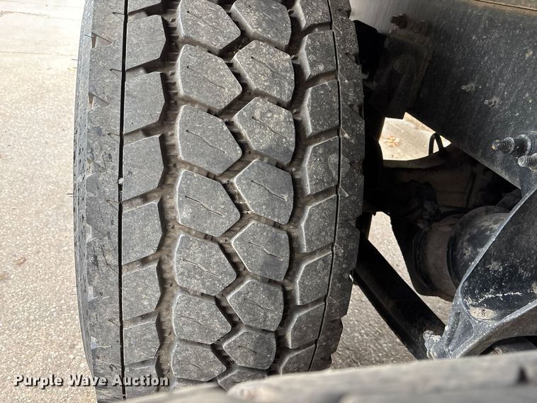 image for item DK0216 2013 International WorkStar 7600 flatbed truck