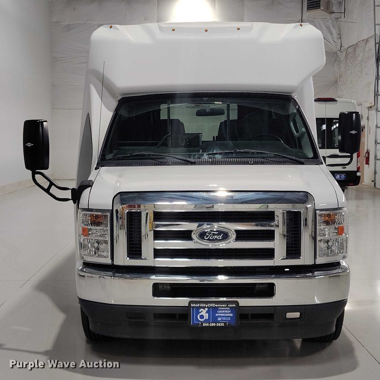 image for item DP5144 2021 Diamond Coach VIP 2500 shuttle bus