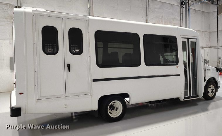 image for item DP5144 2021 Diamond Coach VIP 2500 shuttle bus